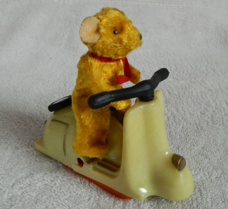 Motorroller mit Antrieb und Teddybär